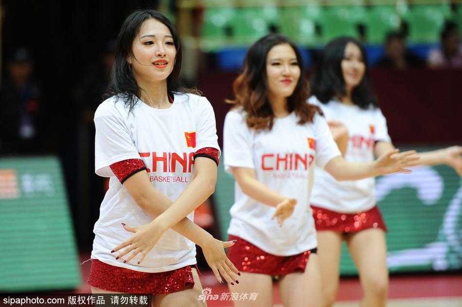 蓉城夏夜篮球宝贝绽放激情 男篮红队憾负安哥拉 比赛结束哨声响起,啦啦队员们在场地边排成一排,向观众鞠躬致意,感谢球迷们的热情支持。