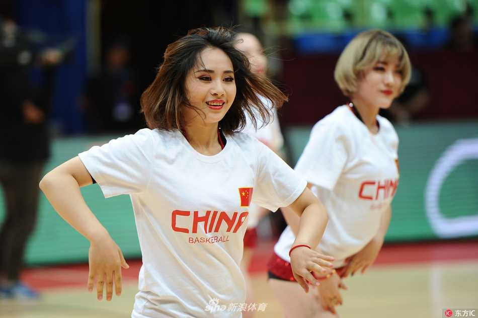 全场灯光璀璨，所有啦啦队员集体向看台挥手致意，她们的热情感染了每一位观众，为紧张激烈的比赛增添了无数欢乐与轻松的瞬间。