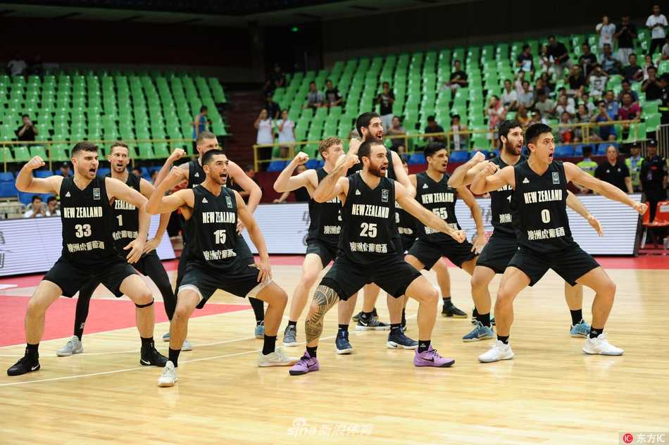 蓉城对决:男篮红队大胜新西兰,毛利战舞闪耀赛场引喝彩 赵睿持球快速突破,他眼神坚定,加速过掉防守球员,直杀新西兰队篮下,展现出强大的冲击力。