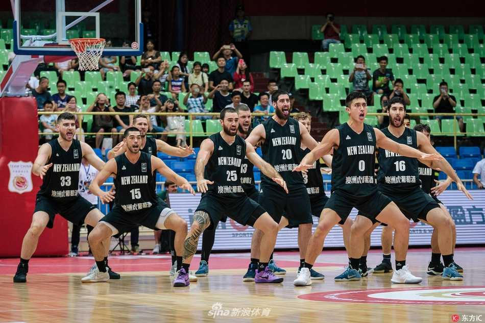 蓉城对决:男篮红队大胜新西兰,毛利战舞闪耀赛场引喝彩 比赛结束后,中国男篮红队球员们聚拢在一起,击掌相庆,脸上洋溢着胜利的喜悦与自信。