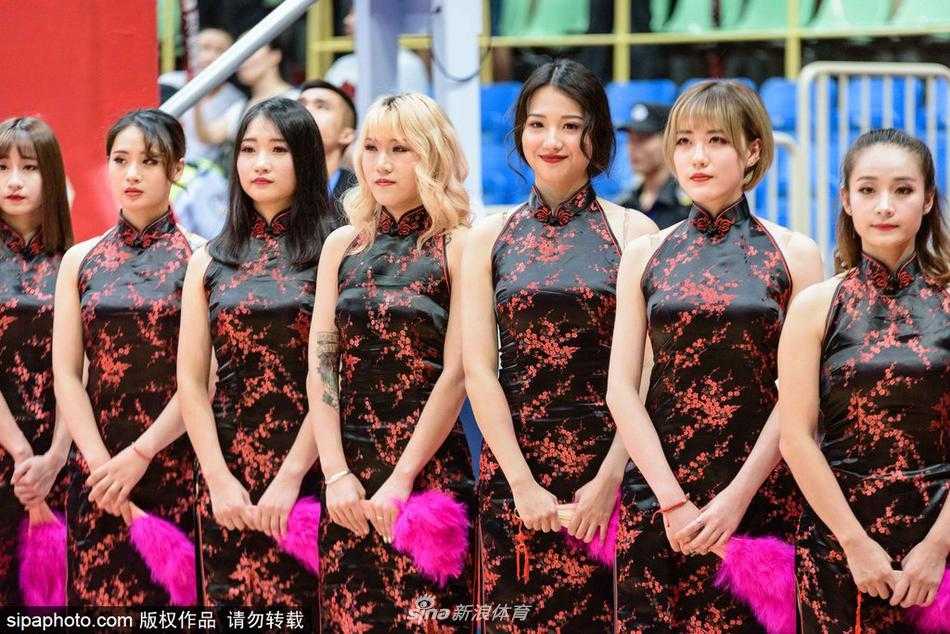 蓉城篮球夜 扇舞展风华:国际男篮赛场的中国风啦啦队 表演结束,队员们摆出结束造型,一位队员手中的扇子轻轻靠在下巴处,眼神灵动地看向镜头,身后的队友们高低错落,仿佛一幅流动的古代仕女图,为这场体育赛事留下了温婉的一笔。