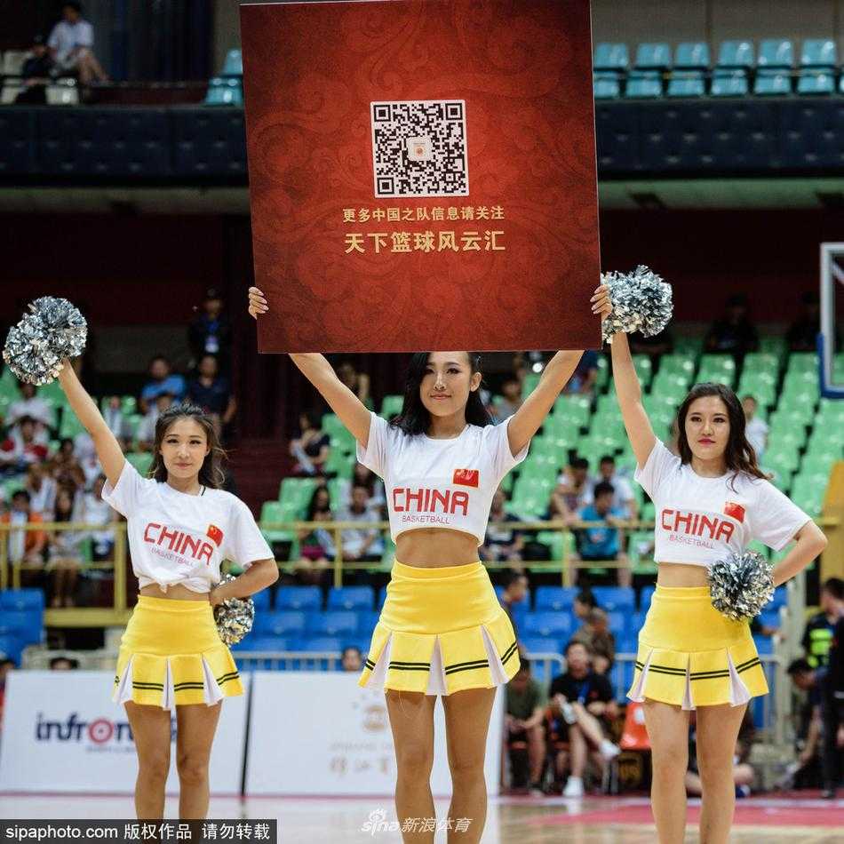 蓉城篮球夜 扇舞展风华:国际男篮赛场的中国风啦啦队 全景镜头下,四川省体育馆内座无虚席,场地中央的啦啦队员们散开队形,手中的红扇在灯光下汇成一片流动的红色海洋,与看台上观众挥舞的充气棒交相辉映。