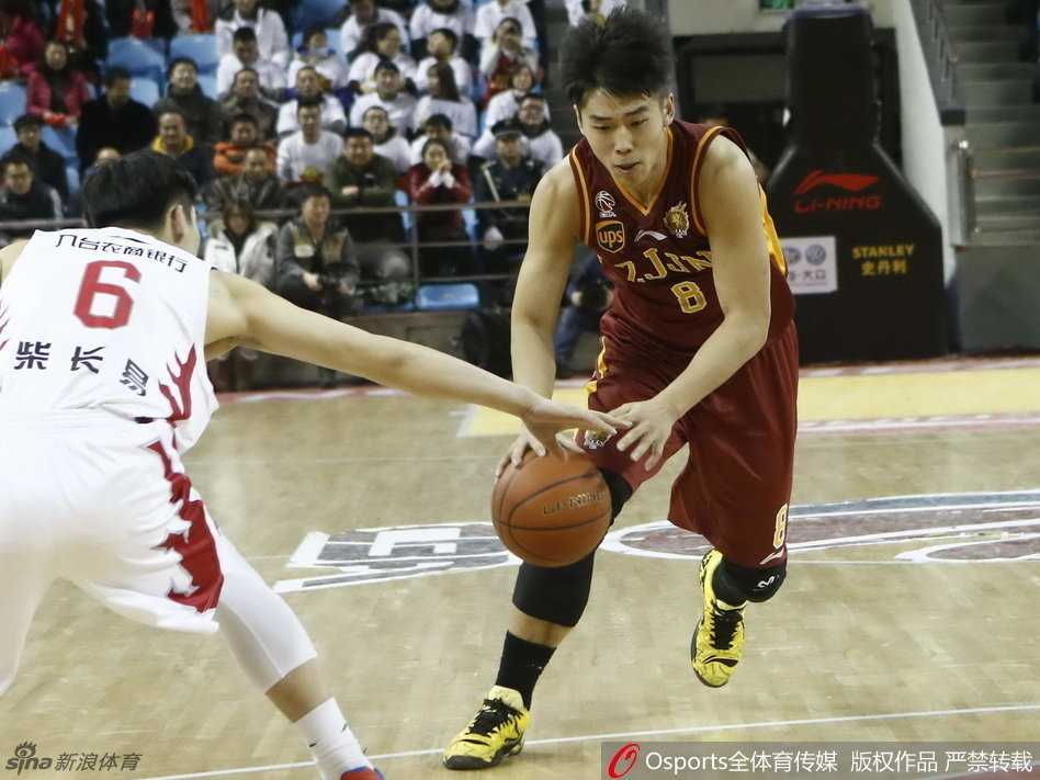 蓝下争锋,赛季热血时刻全记录 普-杰特面对严防眼观六路,双手抱球高高举起,正准备将球传给切入的队友,掌控全场节奏。