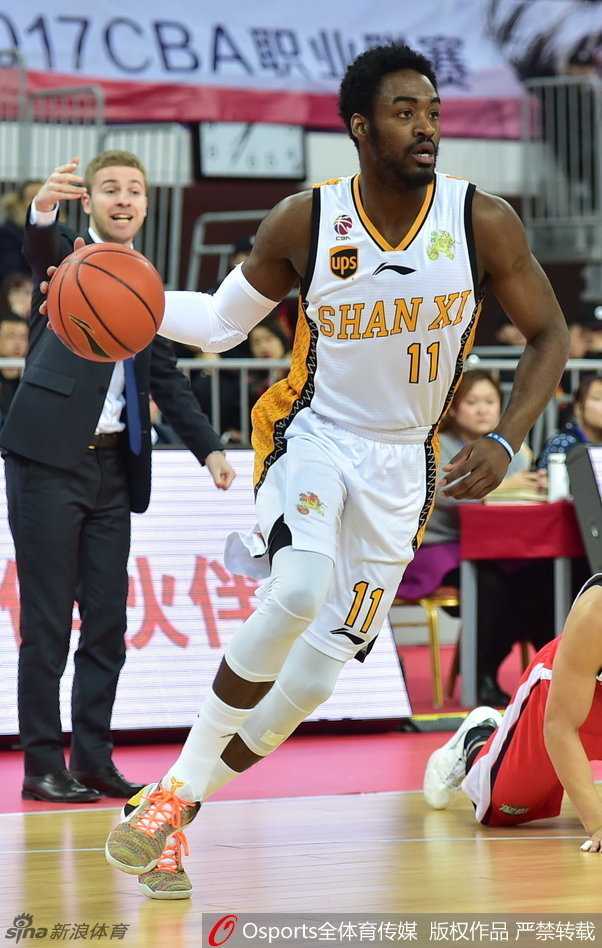 蓝下争锋,赛季热血时刻全记录 威利-沃伦以一记标志性的急停变向晃晕防守人,随后在空中巧妙抛射,篮球划出一道彩虹直坠篮心。