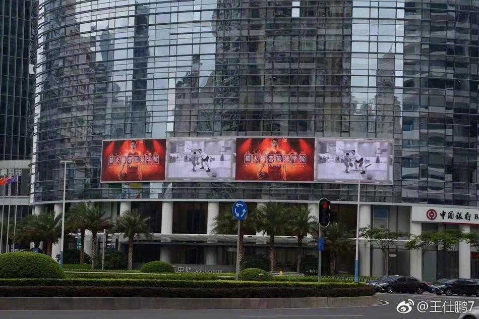 薪火相传,梦想不息:探寻身边易建联的篮球阵地 深圳易建联篮球训练中心内,宽阔的场地上年轻学员们正挥汗如雨,追逐着心中那颗跳动的篮球