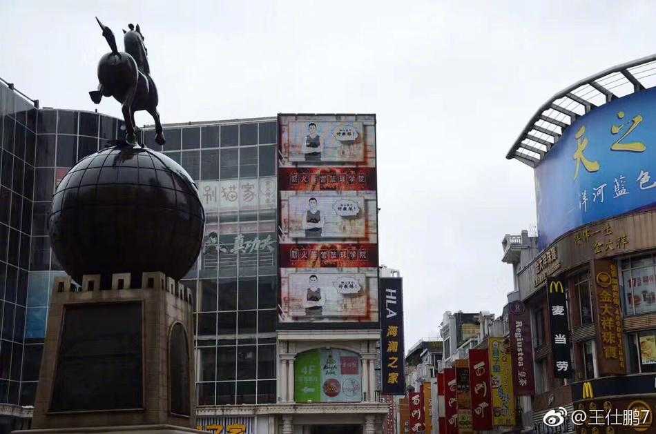 薪火相传,梦想不息:探寻身边易建联的篮球阵地 年轻的学员们在薪火阵营的球场上专注运球,在专业教练的注视下,每一次基本功练习都充满力量