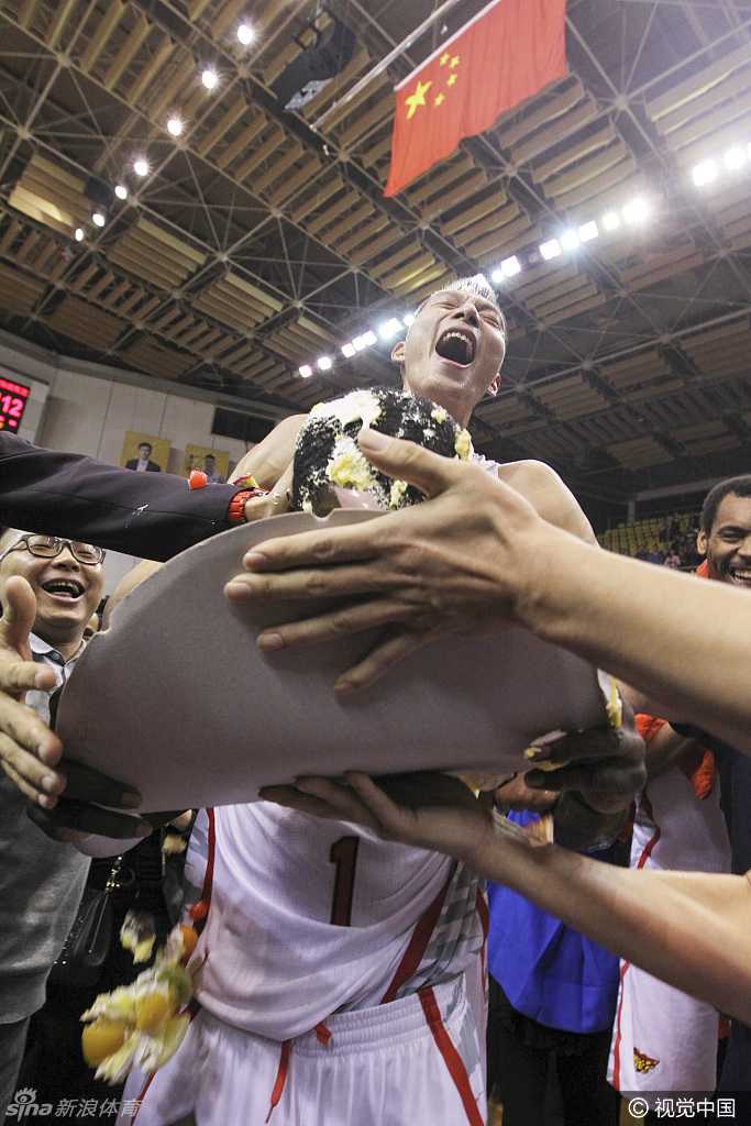 蛋糕大战中的巾帼英雄,那一抹甜蜜的“报复” 一双沾满奶油的手,正在为蛋糕裱花,虽然手上狼藉一片,但创作的甜蜜感却从指尖流淌开来。