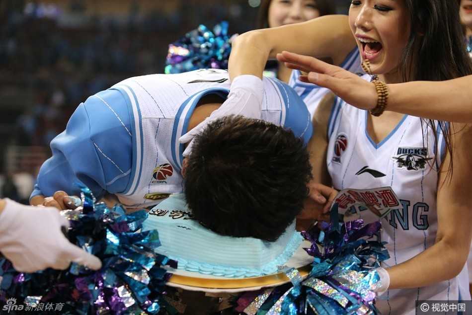 蛋糕大战中的巾帼英雄,那一抹甜蜜的“报复” 被糊了满脸奶油的寿星,瞬间变身慈祥的白胡子老头,虽然眼睛都快睁不开,但脸上依然洋溢着幸福的笑容。