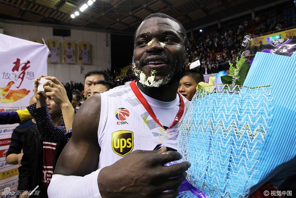 蛋糕大战中的巾帼英雄,那一抹甜蜜的“报复” 激烈的蛋糕大战过后,每个人的脸上身上都沾满了奶油,大家相视而笑,现场一片狼藉却充满了欢乐。