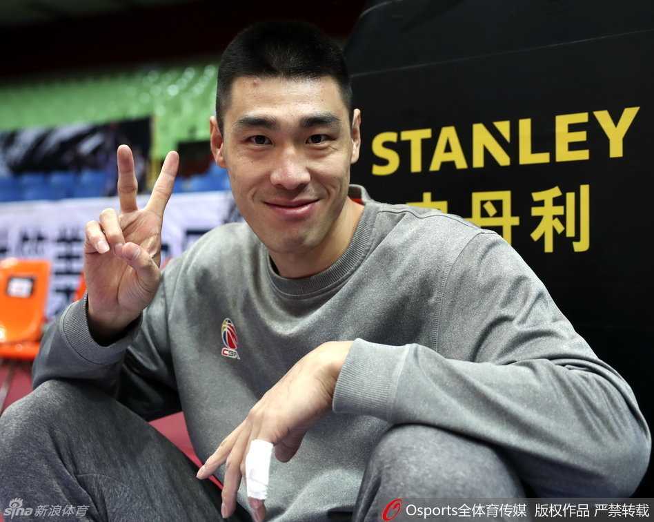 蜀军亮剑五棵松 带病刘炜领衔川军死拼广东 张春军张开双臂使出标志性的剪刀脚防守步伐,像一张网死死缠住持球人,眼神凶狠