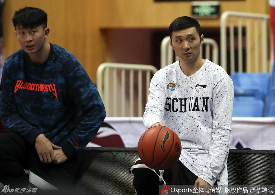 蜀军亮剑五棵松 带病刘炜领衔川军死拼广东 哈哈组合哈达迪和哈里斯在训练中撞胸鼓劲,两人笑容灿烂,浑身散发着轻松默契的化学反应