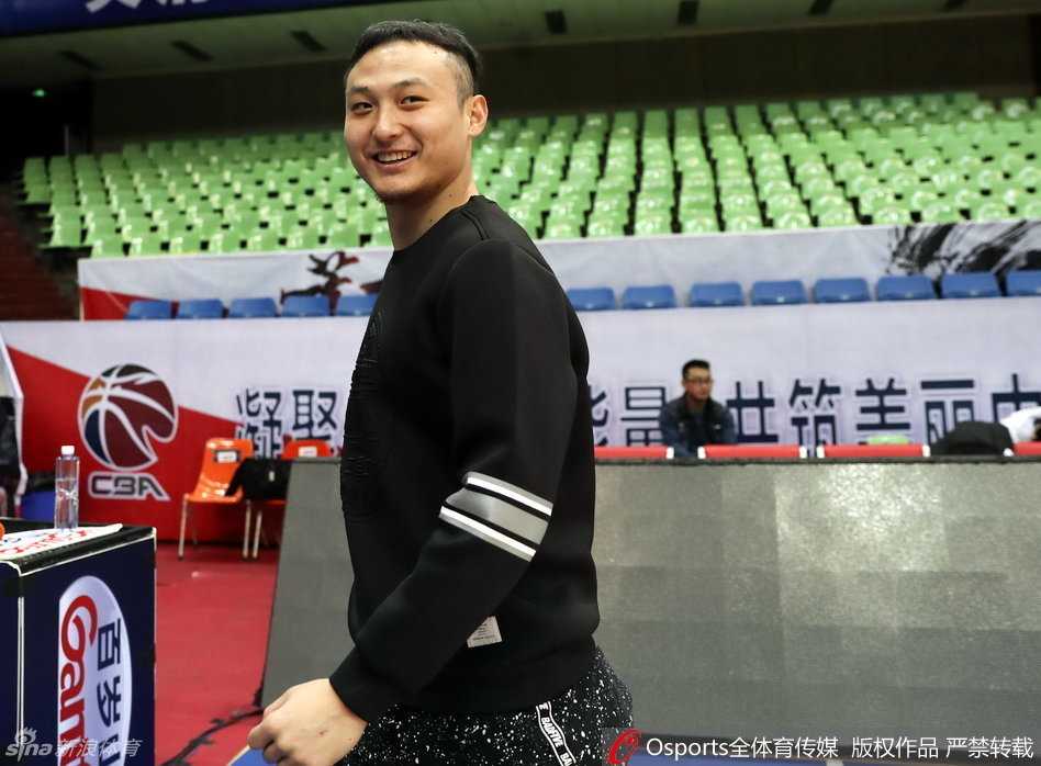 蜀军亮剑五棵松 带病刘炜领衔川军死拼广东 王汝恒在训练馆底角稳稳出手三分,篮球划出优美弧线,脸上写满自信与专注