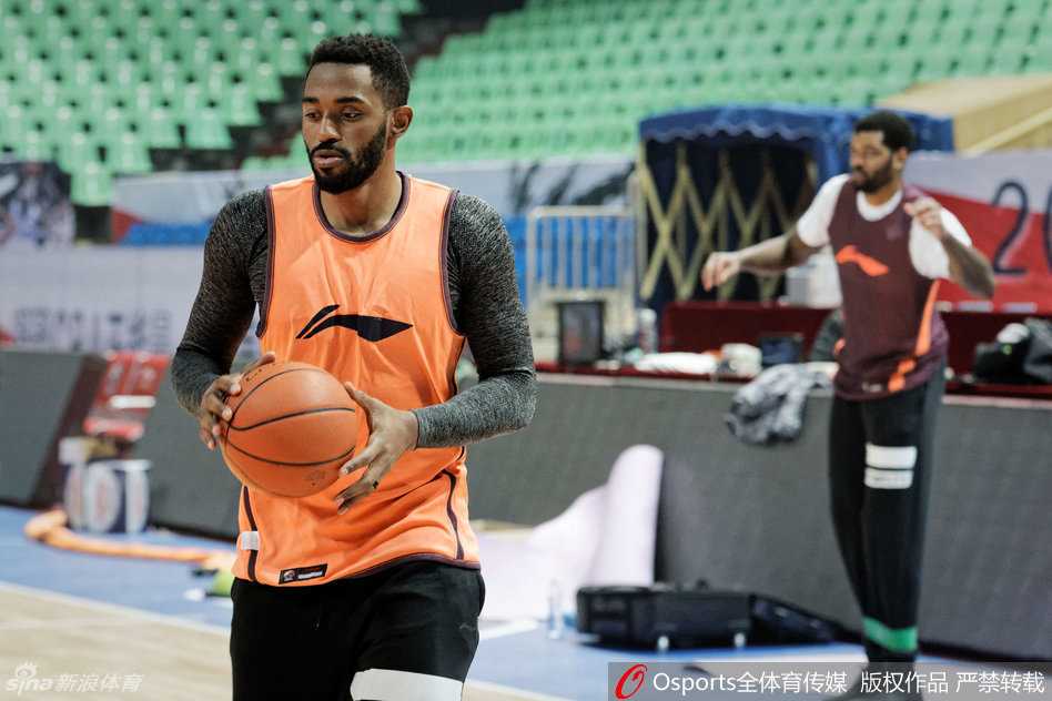 核心哈达迪在训练场上表情轻松，正进行运球热身，庞大的身躯下展现出灵活的篮球技术。
