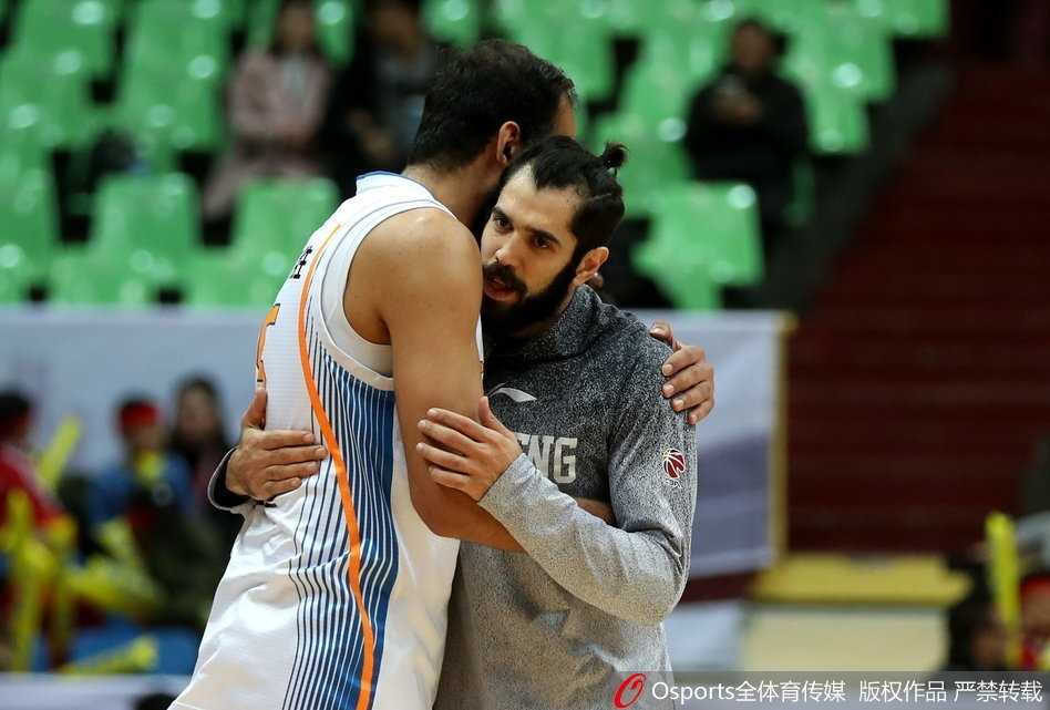 蜀地悲情夜·同曦惊天大逆转 川军双塔六十九分难阻季后赛梦碎 同曦队巴赫拉米在快攻中如尖刀般插入四川腹地,他轻盈挑篮得手,为球队的疯狂追分添上关键两分,这一球也吹响了同曦队全面反攻的号角,四川队的防线在这一刻开始松动。