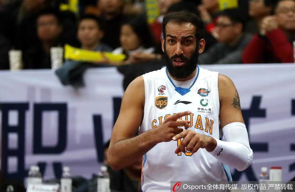 蜀地悲情夜·同曦惊天大逆转 川军双塔六十九分难阻季后赛梦碎 比赛结束后,四川队球员神情落寞地走向场边,背景是计分板上鲜红的111-120,这一夜他们拼尽了全力,却终究未能守护住主场的荣耀,提前无缘季后赛的残酷现实让整个场馆陷入了沉寂。