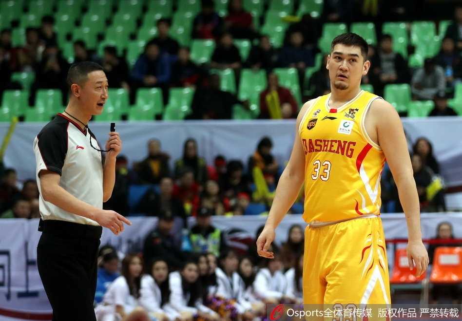 蜀地悲情夜·同曦惊天大逆转 川军双塔六十九分难阻季后赛梦碎 四川队外援迪奥古在三分线外高高跃起,出手动作舒展至极,篮球在空中划过一道彩虹般的弧线,直钻网心,这一夜他的手感热得发烫,仿佛要将整个球场点燃。