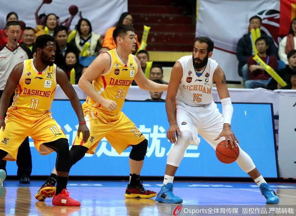 蜀地悲情夜·同曦惊天大逆转 川军双塔六十九分难阻季后赛梦碎 四川队领袖哈达迪在篮下遭遇三人包夹,他咬紧牙关奋力跃起试图摘下篮板,高大的身躯在肌肉丛林中显得格外孤独,眼神中流露出一丝不甘与疲惫,全场27分18篮板的数据也化为了泡影。