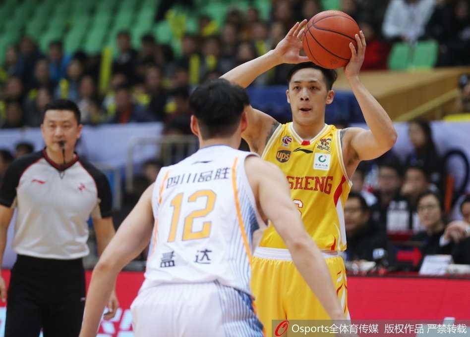 蜀地悲情夜·同曦惊天大逆转 川军双塔六十九分难阻季后赛梦碎 四川省体育馆内灯火通明,身穿白色球衣的四川队球员眼神坚定,准备在这场生死战中全力以赴,看台上球迷们挥舞着助威棒,期盼着主队能绝处逢生。