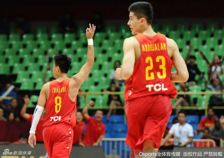 孟铎摆脱防守急停跳投，出手瞬间眼神充满杀气和自信