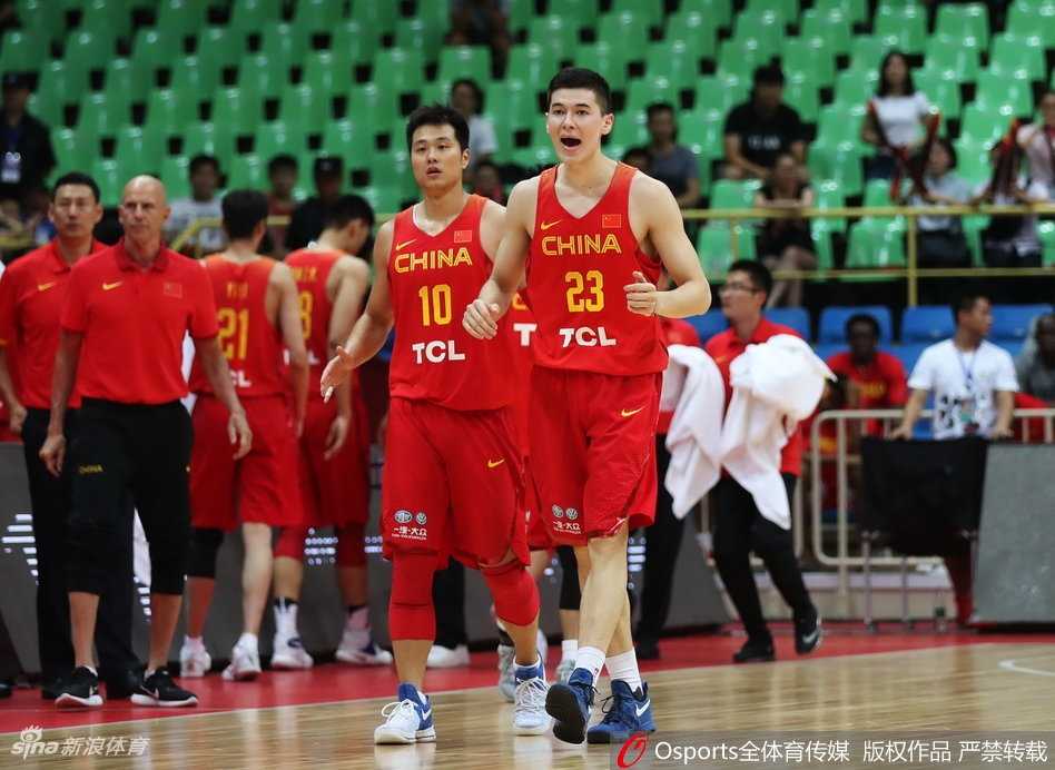 阿不都沙拉木高高跃起，在肌肉丛林中强硬摘下进攻篮板