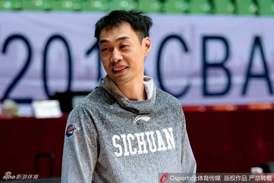 主教练正在给围成一圈的队员们布置战术，哈达迪端着热饮站在最中间，全队神情严肃，备战气氛浓烈。