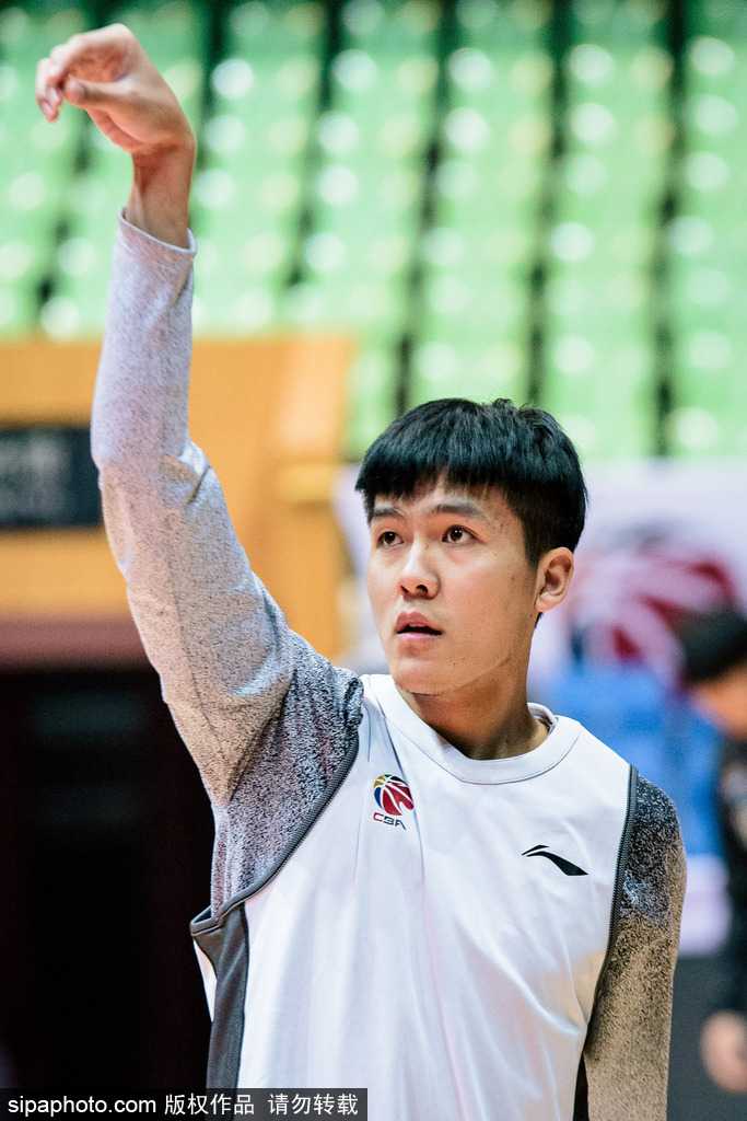 蓝鲸猛将富兰克林眼神坚毅，在空无一人的看台前运球冲刺，仿佛要冲破球队连败的阴霾，浑身散发着‘三双王’誓死一搏的杀气。