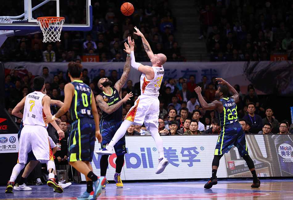 血性与荣耀:回看易建联与广东宏远的铁血战场 易建联背身单打瞬间,他沉肩发力顶开防守人,双手持球高高跃起,整个身体在空中完全舒展,准备完成一记势大力沉的暴扣