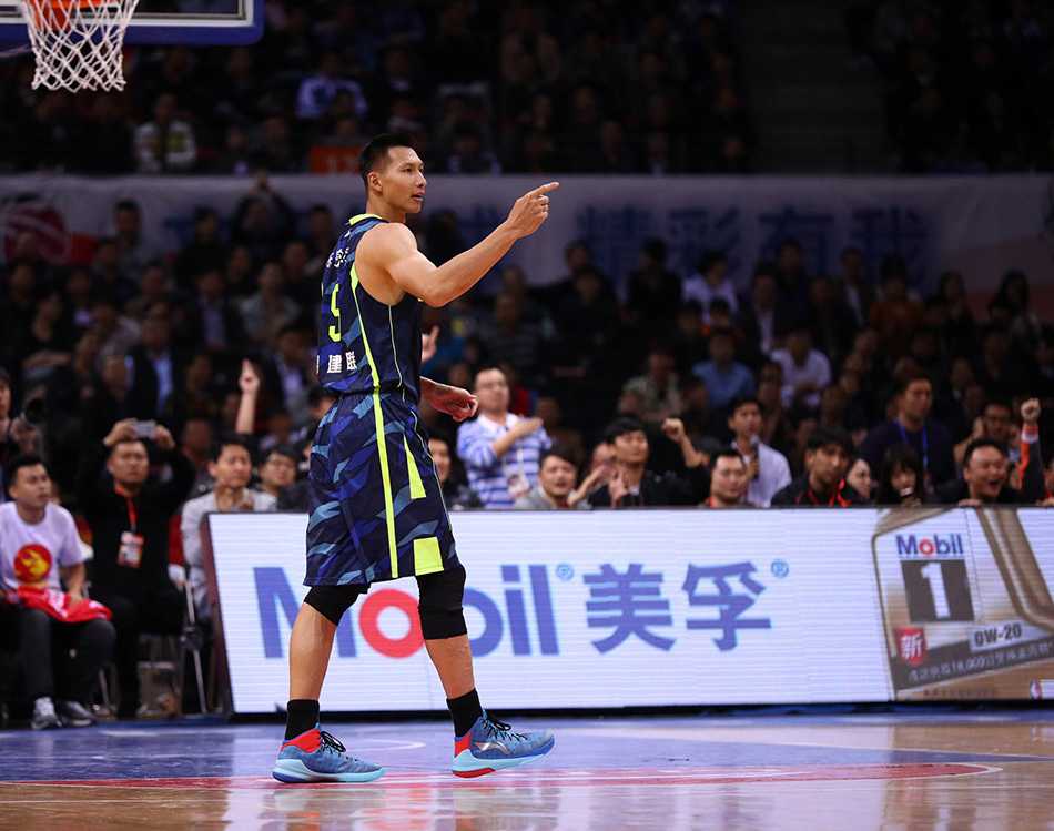 血性与荣耀:回看易建联与广东宏远的铁血战场 易建联在多人包夹下强行投篮,防守者的手掌几乎封到了他的脸上,但他依然凭借出色的核心力量稳定出手,皮球离手瞬间全场屏息