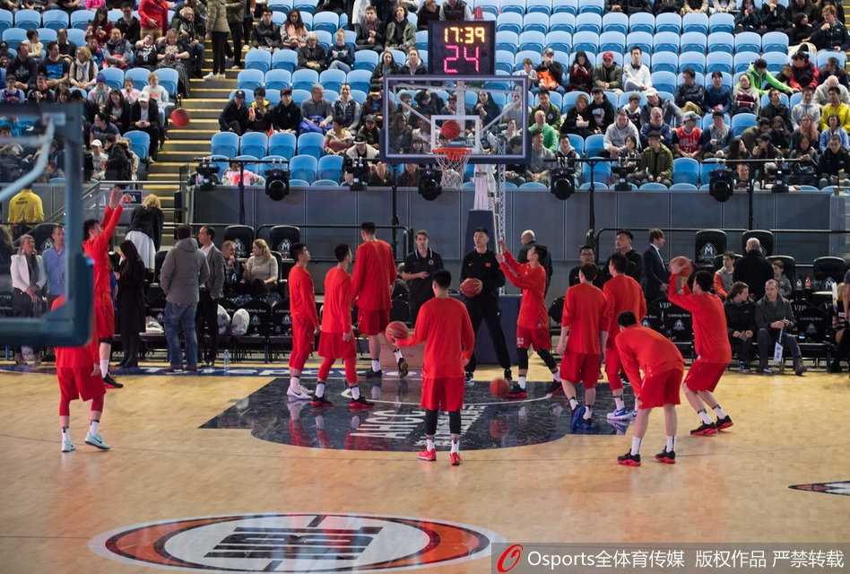 血战墨尔本,中国男篮蓝队加时惜败 中国队后卫于德豪在墨尔本联队球员的严密包夹下,如尖刀般强行突破,脸上写满了坚毅与果敢。