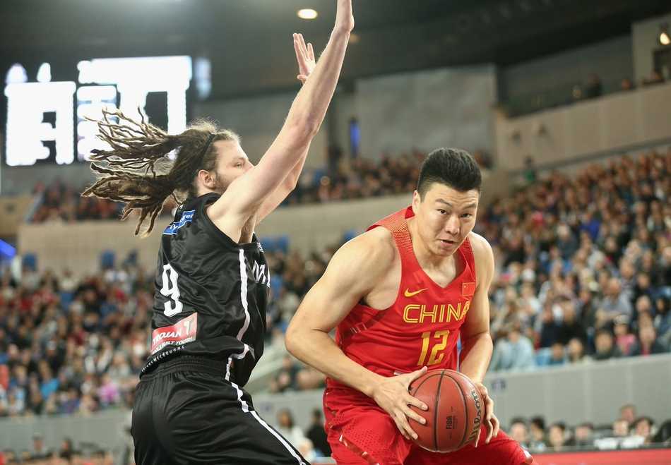 血战墨尔本,中国男篮蓝队加时惜败 身强体壮的李根在对手的拉拽下依旧强行突破,如同重型坦克一般碾向禁区,展现了强大的核心力量。