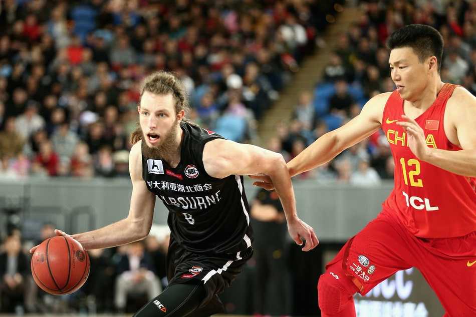 血战墨尔本,中国男篮蓝队加时惜败 顾全在三分线外接球,面对安德森的防守果断出手,皮球划出一道美丽的弧线飞向篮筐。