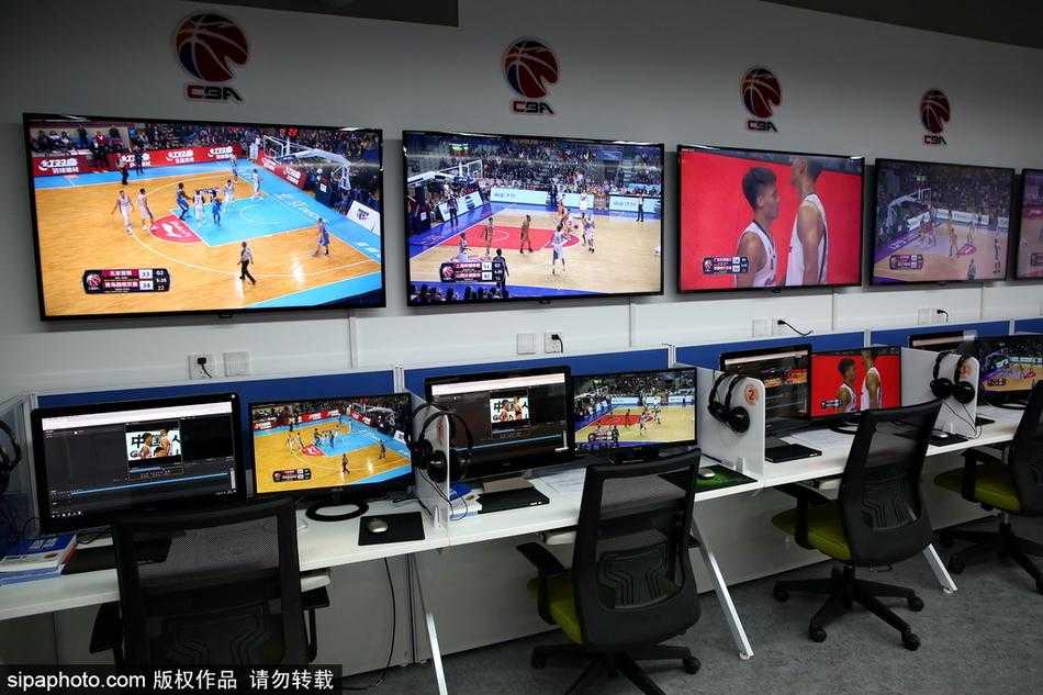 裁判席的“天眼”如何工作?探秘CBA视频回放中心幕后 一名回放专员正聚精会神地盯着眼前的多块屏幕,双手熟练地操作着面前的操控台,随时准备截取关键画面。