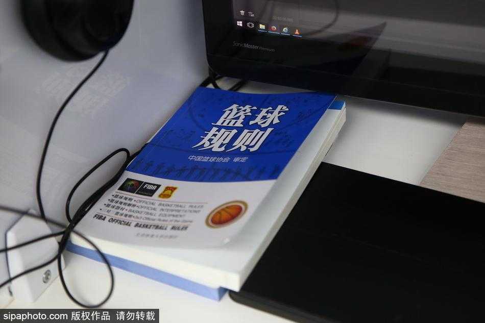 裁判席的“天眼”如何工作?探秘CBA视频回放中心幕后 一位经验丰富的值班裁判神情专注,他面前的屏幕定格在一次激烈的篮下对抗瞬间,他正在通过耳麦与现场裁判进行沟通。