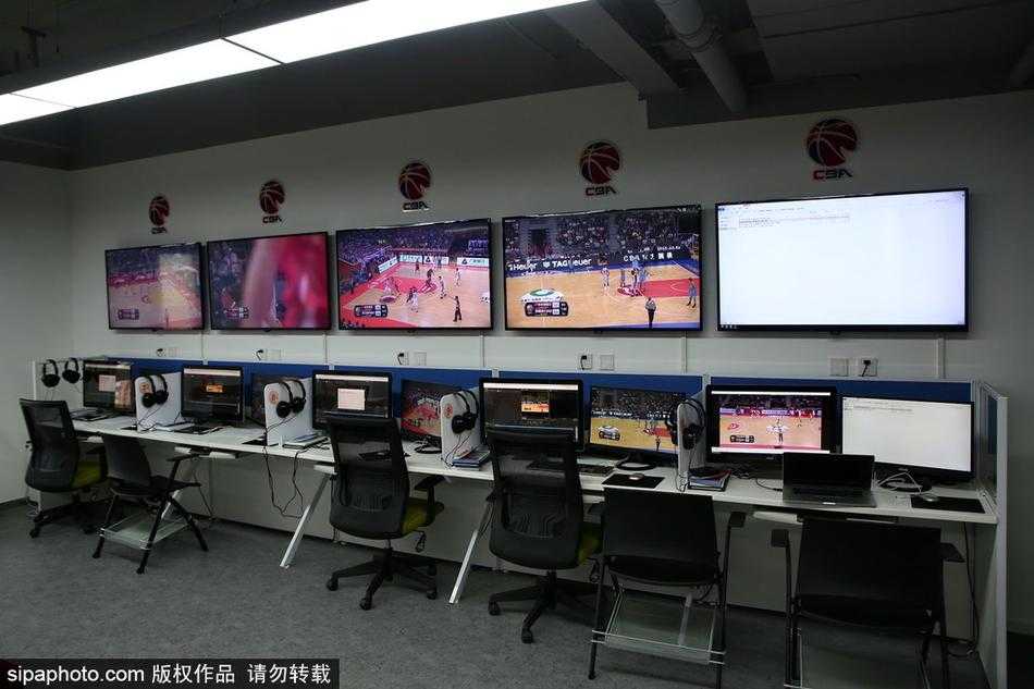裁判席的“天眼”如何工作?探秘CBA视频回放中心幕后 明亮整洁的CBA视频回放中心工作大厅内,一整面墙的监视器阵列正实时播放着不同场次的比赛画面,科技感十足。