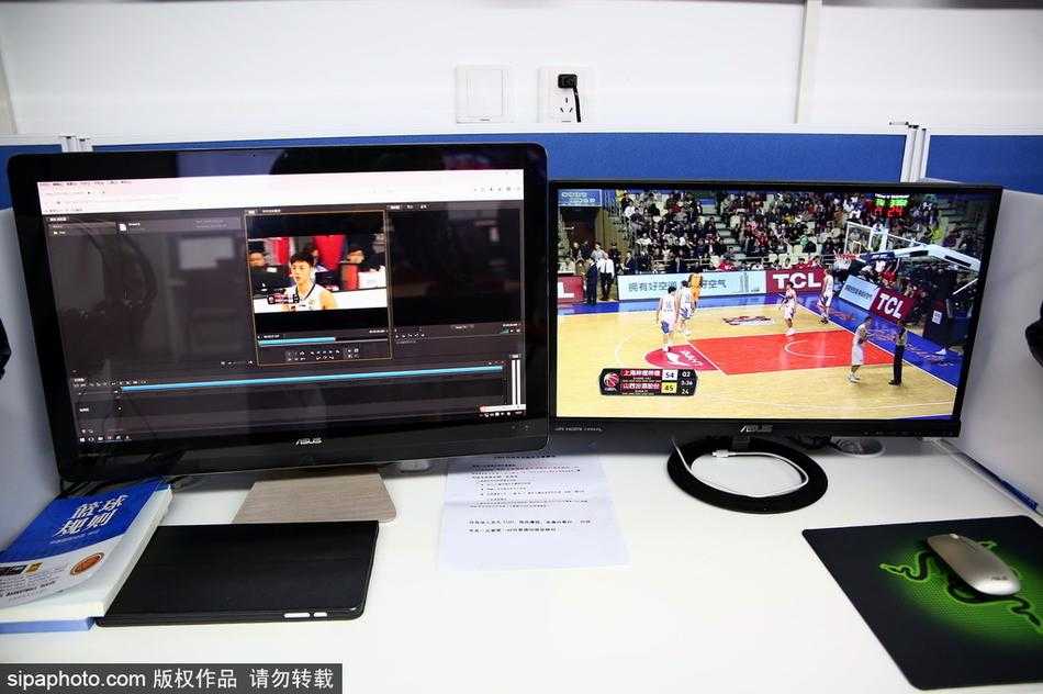 裁判席的“天眼”如何工作?探秘CBA视频回放中心幕后 回放中心的监控墙全景图,画面中显示着多场不同赛事的实时直播,工作人员在屏幕前紧张而有序地忙碌着。