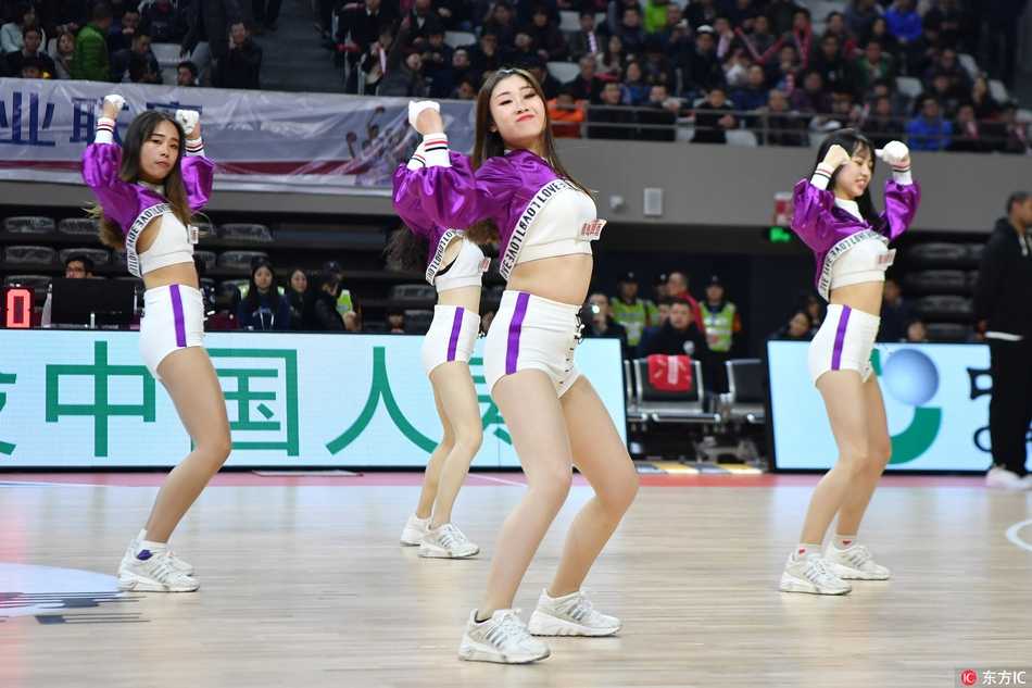 宝贝们扎着利落的马尾，身着闪亮流苏短裙，在浙江主场的地板上跳跃旋转，每一个动作都充满了青春的朝气。