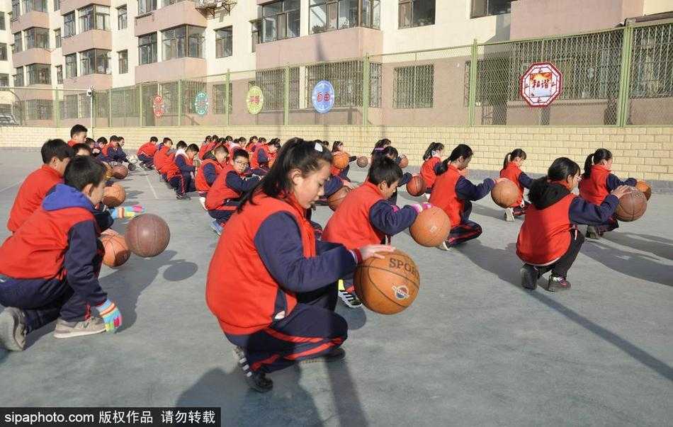 随着音乐进入高潮，孩子们突然变换队形，由方阵变为环形，篮球在他们手中仿佛汇成了一片律动的海洋，场面蔚为壮观。