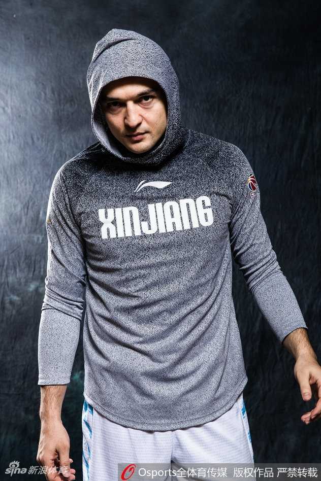 西热力江的嘻哈战袍:新疆后卫的霸气写真与揭幕战传奇 西热力江室内特写,暖光勾勒出他棱角分明的面庞,眼神坚定地望向一侧,背景虚化凸显出赛前的专注与宁静