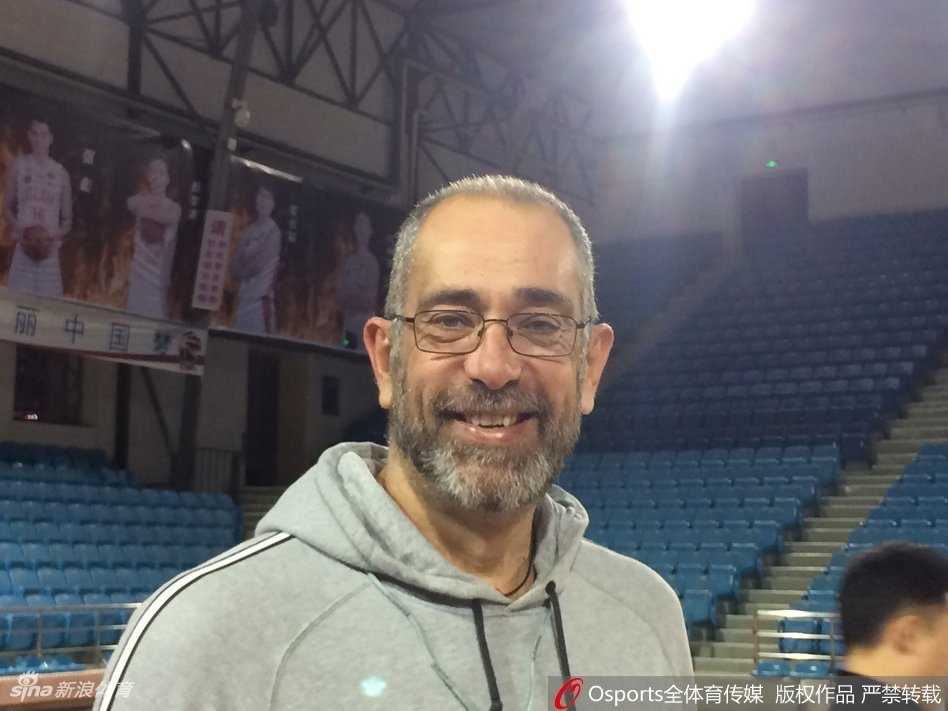 胡安·安东尼奥在长春的训练馆中全神贯注，他的双手正比划着战术手势，向围拢的吉林东北虎队员们强调着防守站位，眼神中透露出欧式教头的严谨与执着。