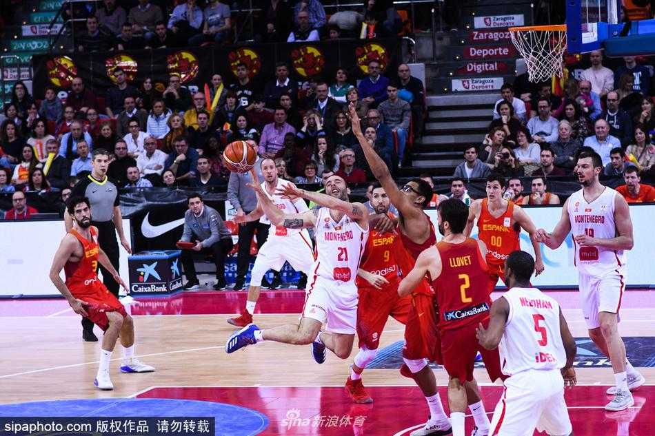 西班牙男篮世预赛大胜黑山,团队深度助斗牛士军团强势晋级 西班牙队后卫在严密防守下强行突破,他犀利的眼神直视篮筐,黑山队两名球员的包夹也无法阻挡他前进的步伐。