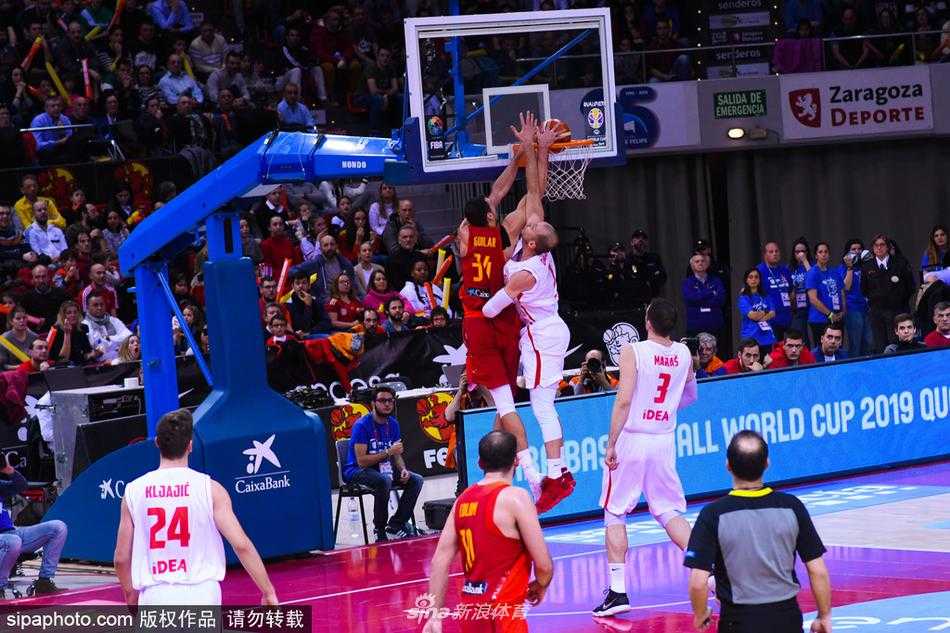 西班牙男篮世预赛大胜黑山,团队深度助斗牛士军团强势晋级 西班牙队主教练斯卡里奥罗在场边激情指挥,他张大嘴巴对着场内球员呼喊战术,手势坚定有力,展现出运筹帷幄的自信。