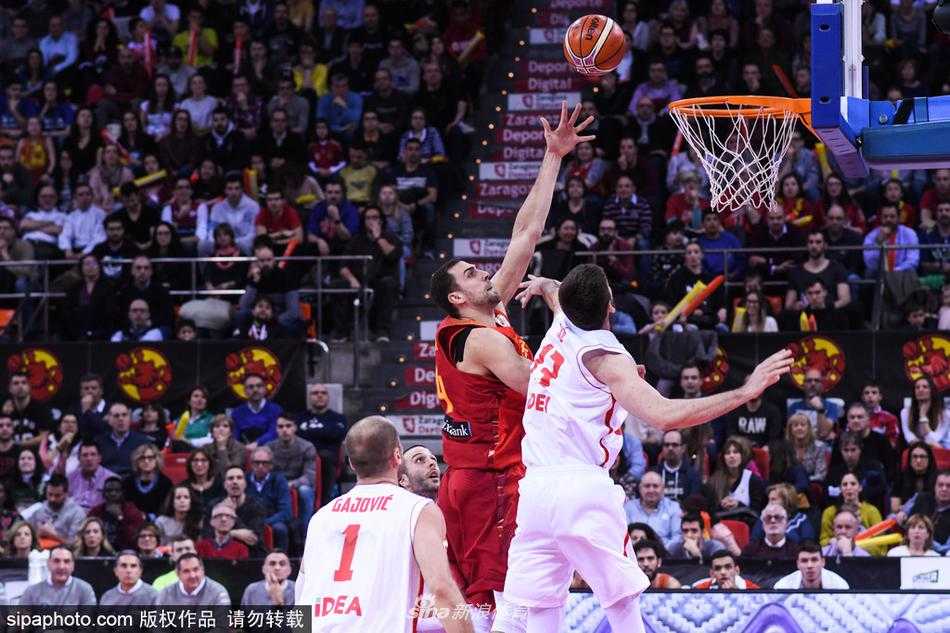西班牙男篮世预赛大胜黑山,团队深度助斗牛士军团强势晋级 西班牙队球员完成一次精彩的抢断后迅速发动快攻,他面前只剩空荡荡的半场,全场球迷起立欢呼,为这次行云流水的反击喝彩。