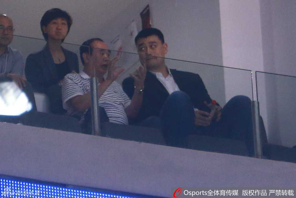 新任篮协主席姚明神情专注地坐在场边，巨大的身影在CBA赛场灯光下显得格外醒目，他正见证着职业生涯新角色下的第一场总决赛较量。