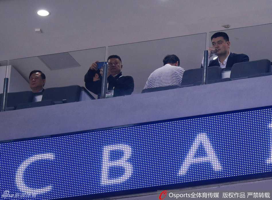 终场哨响，新疆队球员冲入场内激情拥抱，而被横扫的广东队核心易建联则神情落寞地走向场边，这一刻既是新王的诞生，也是老将的不甘。