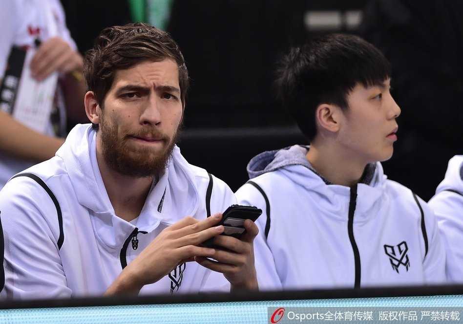 在灯火通明的球馆里，身穿红色球衣的球员如猎豹般启动，眼神死死盯住滚动的足球，对手的拉扯也无法阻止他冲向禁区的决心。