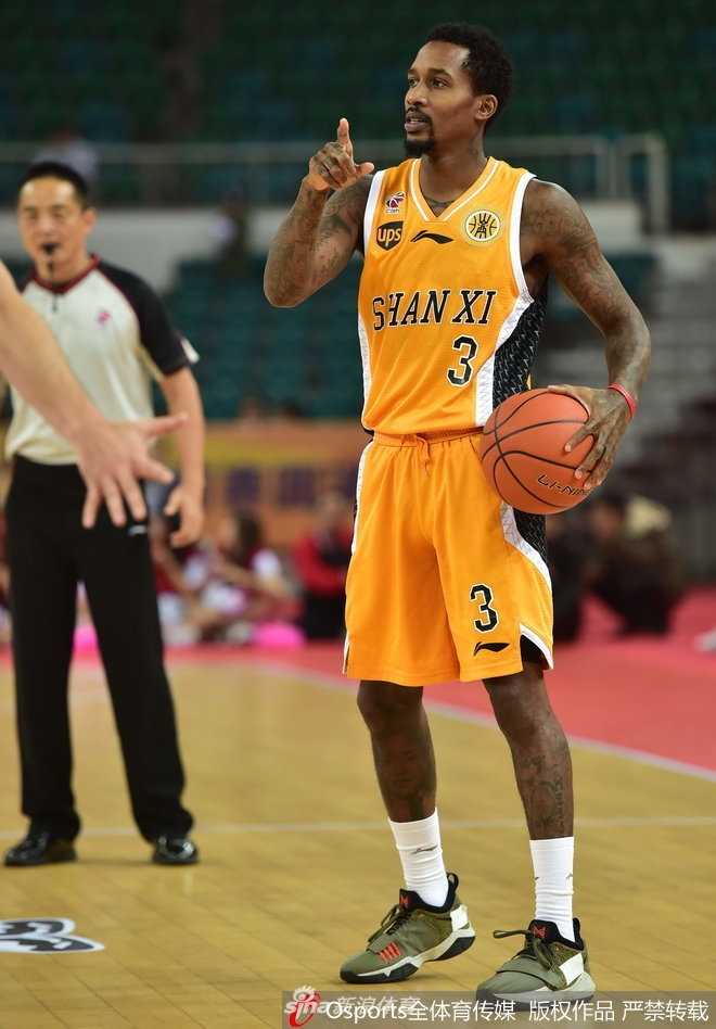 新疆队李根在对抗后强硬上篮，尽管遭遇严防死守，他依然用强壮的身体为球队凿开得分之路。