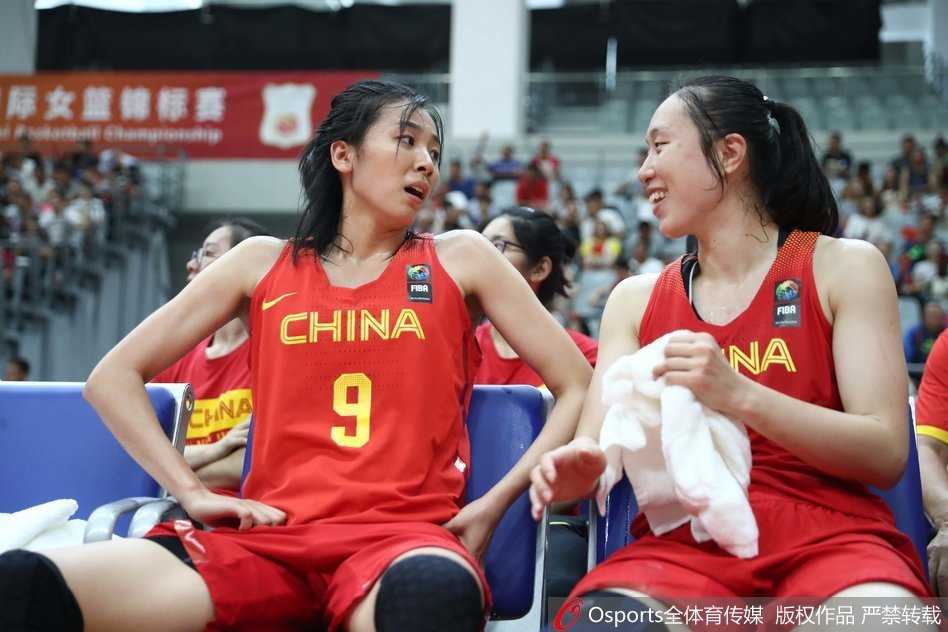 女篮锋线上的双子星赵爽与邵婷在比赛中并肩作战，眼神中透露出对胜利的渴望。