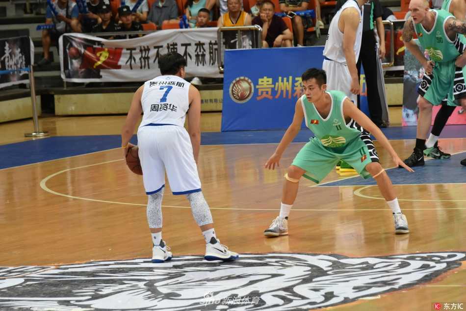 汇川体育中心内灯光璀璨，主场球迷们身着统一助威服，挥舞着充气棒，将看台汇聚成一片欢乐与热情的海洋。