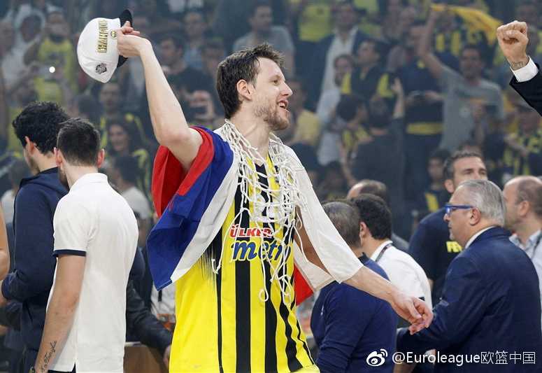 得逞后的安蒂奇脸上露出恶作剧得逞般的坏笑，他高举着刚刚剪下来的一缕长发，仿佛在向全世界炫耀这座特殊的‘奖杯’。