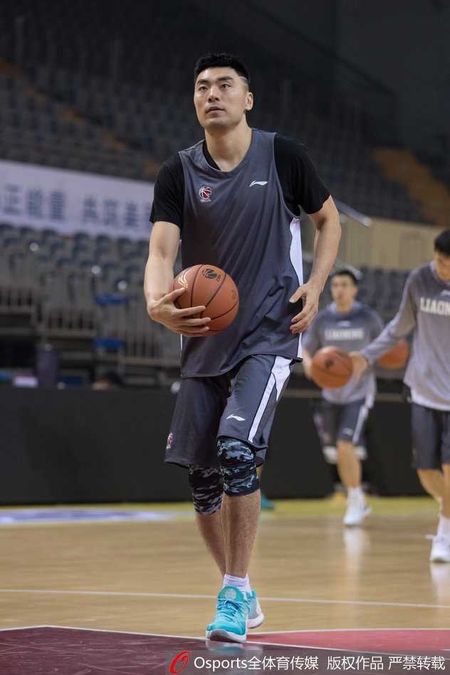 热身环节，贺天举拉伸筋骨，身体的柔韧性与灵活性恢复良好。